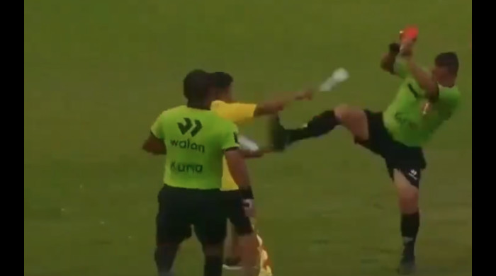 Un arbitru din Peru l-a lovit cu piciorul pe un membru al staff-ului unei echipe / Foto: captură Twitter