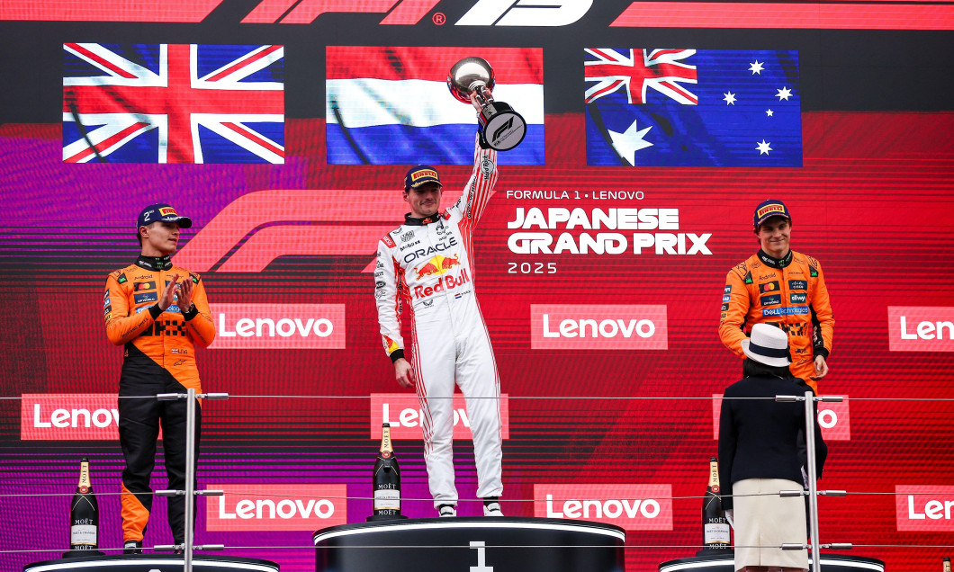 VERSTAPPEN Max (ned), Red Bull Racing RB21, portrait, NORRIS Lando (gbr), McLaren F1 Team MCL39, portrait and PIASTRI Oscar (aus), McLaren F1 Team MCL39, portrait podium celebration during the Formula 1 Lenovo Japanese Grand Prix 2025, 3rd round of the 20