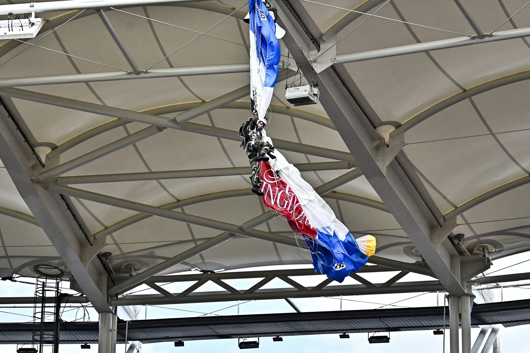 Aproape de o tragedie: a rămas agățat de acoperișul stadionului. Meciul a început cu 40 de minute de întârziere