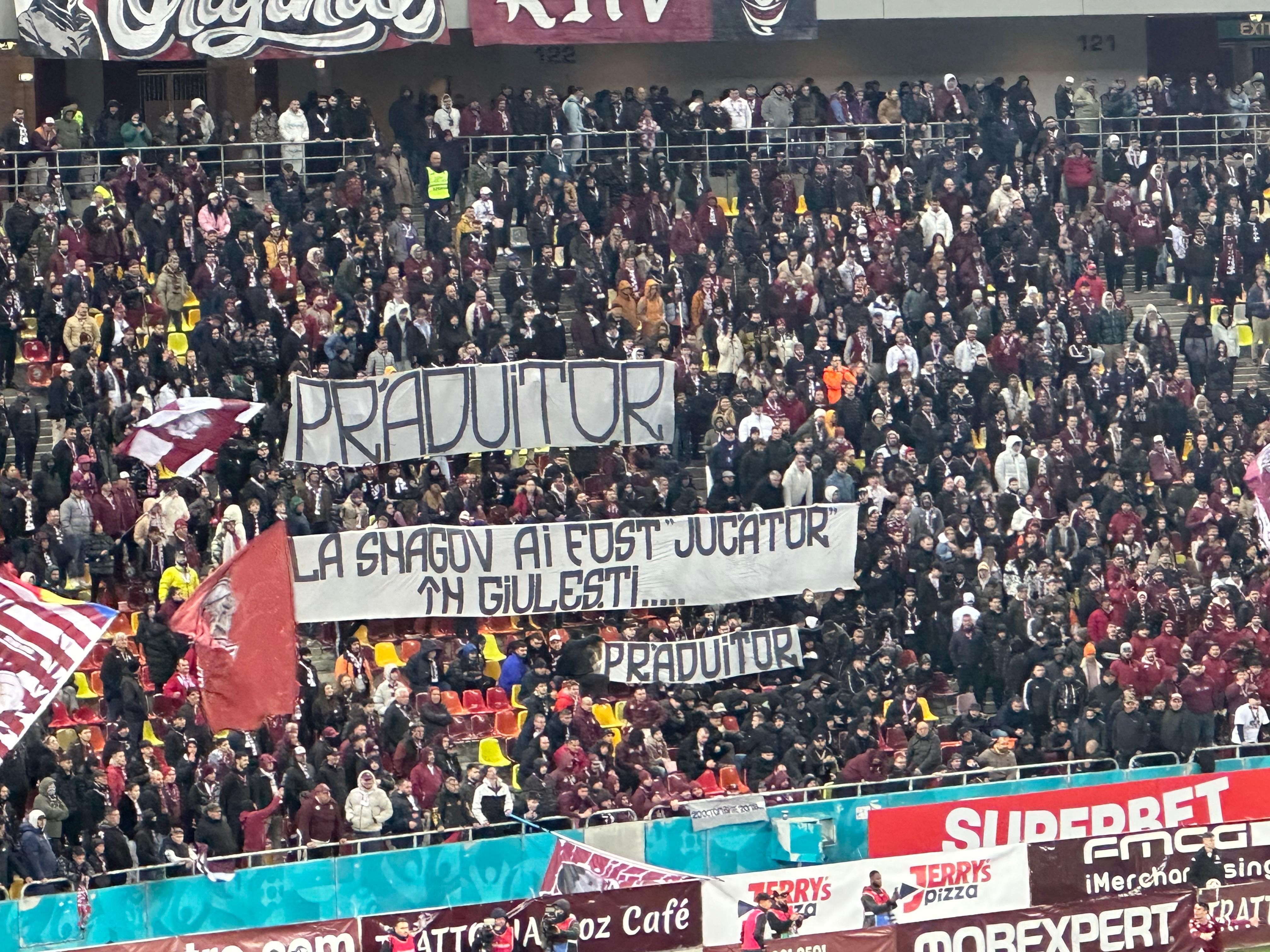 E ”război” la Rapid! Mesajele afișate de suporteri la meciul cu Dinamo: atac după atac la adresa unui șef din Giulești