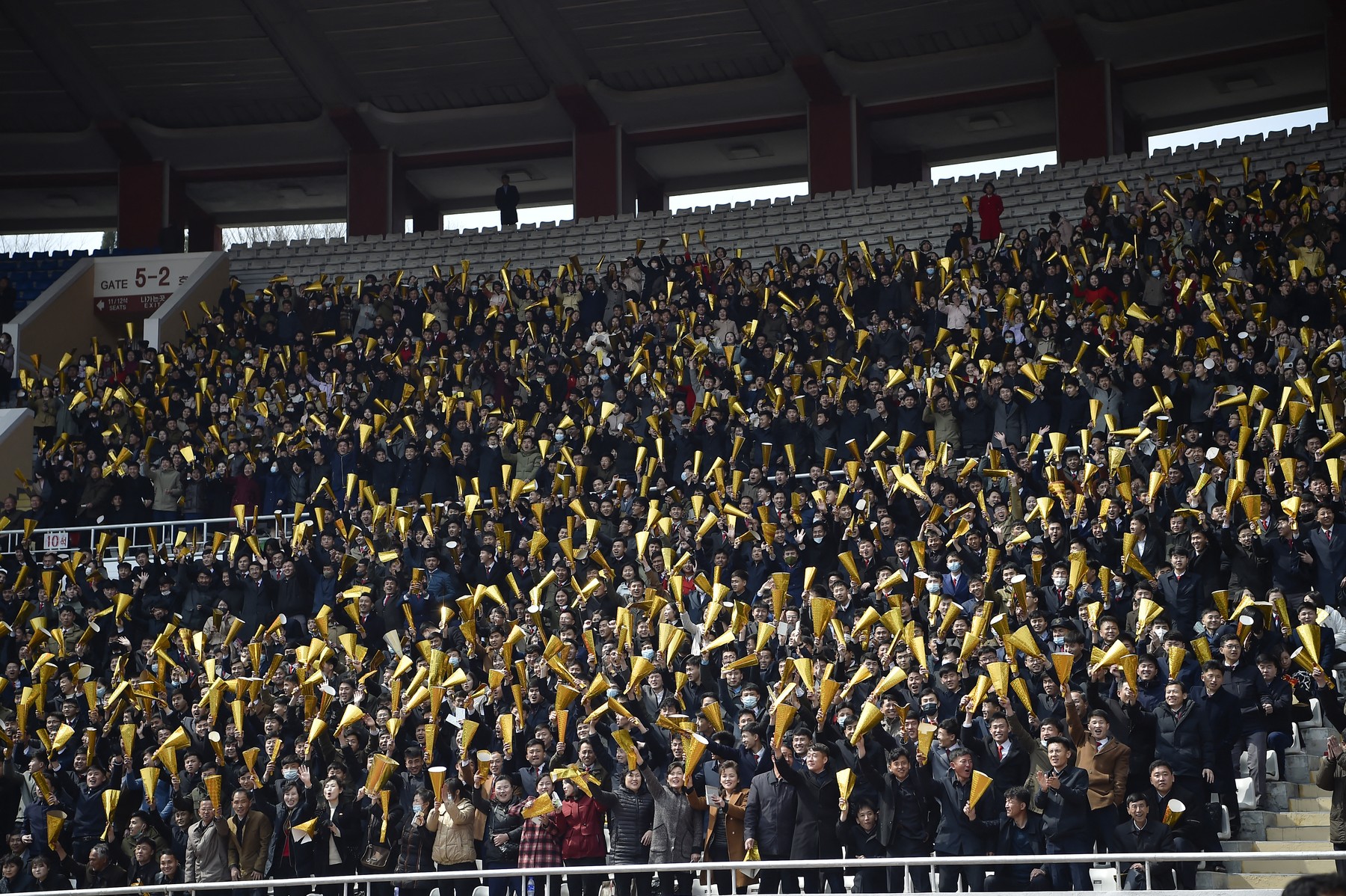 Zeci de mii de oameni pe străzi și pe stadion! Un român a fost protagonist la momentul istoric din Coreea de Nord