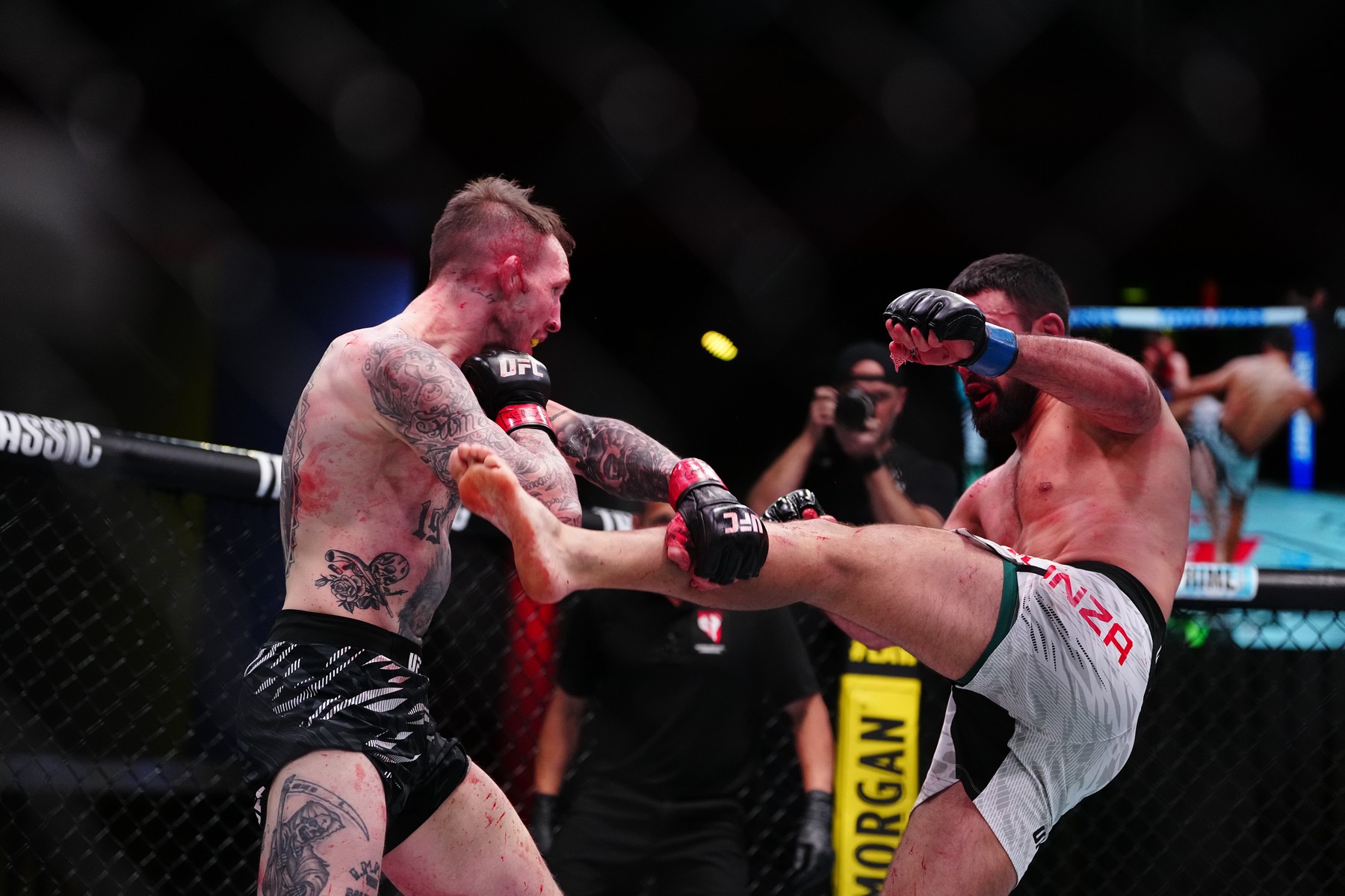 Imagini greu de privit: un român a stat 5 minute în ring la debutul în Las Vegas și a ajuns desfigurat