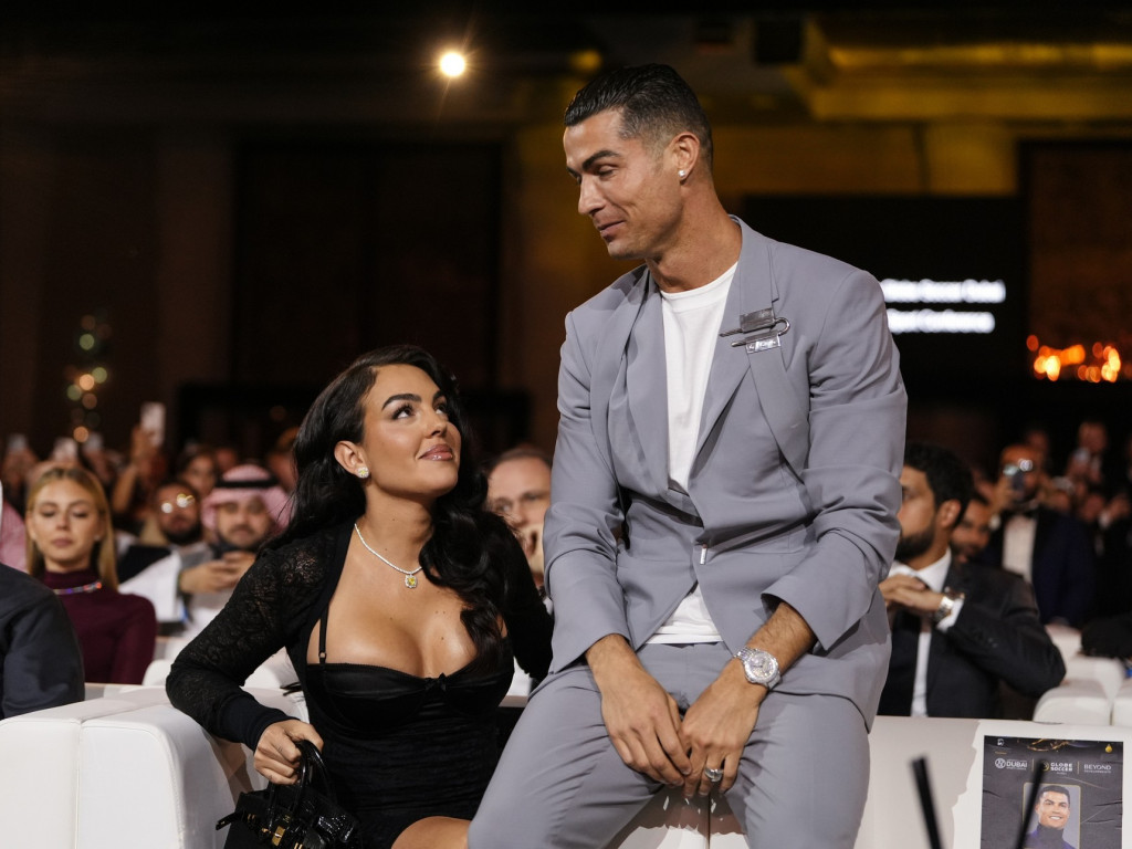 Cristiano Ronaldo nu s-a putut abține, după ce sute de oameni au apărut la biserică pentru nunta lui cu Georgina