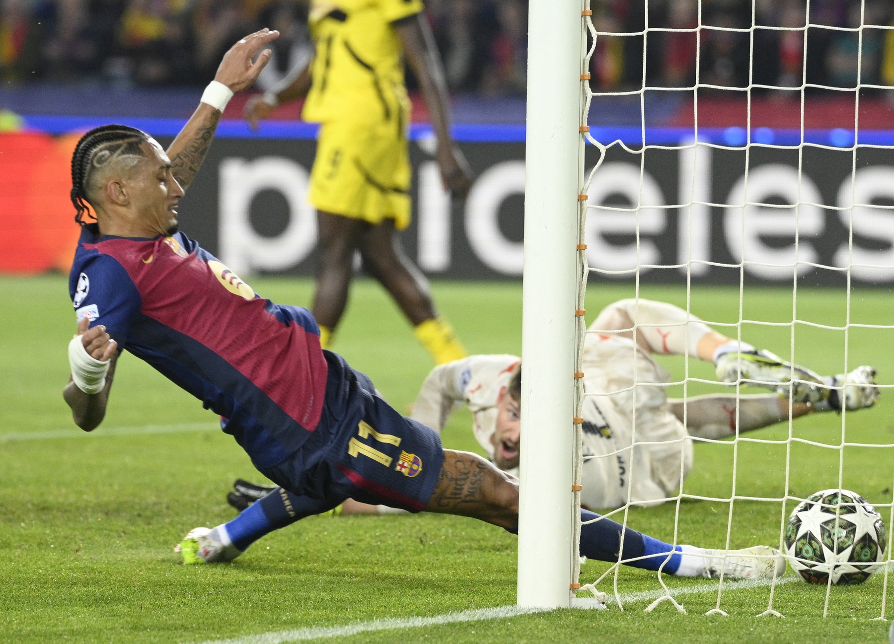 S-a năpustit asupra lui Raphinha, după golul din Barcelona - Dortmund: ”Nesimțit!”