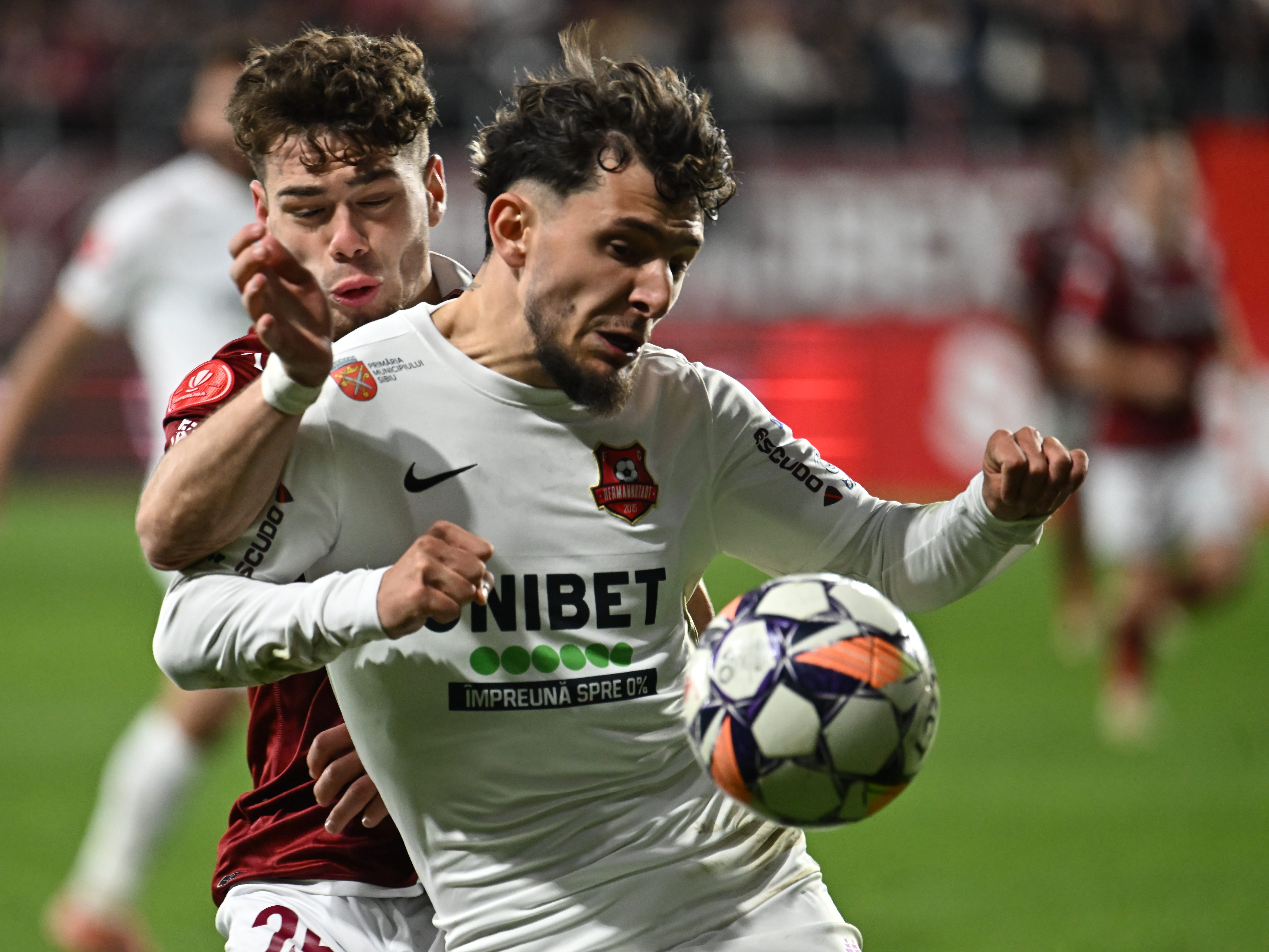 Vor să-și vândă vedeta și îl avertizează pe antrenor: ”Cel mai bun U21! Dacă nu joacă, e o problemă”