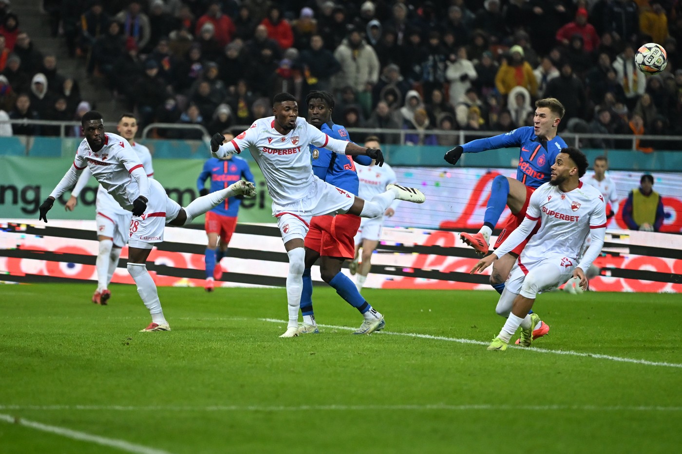 Surpriză de proporții! FCSB, foarte aproape să ia gratis un jucător important de la Dinamo