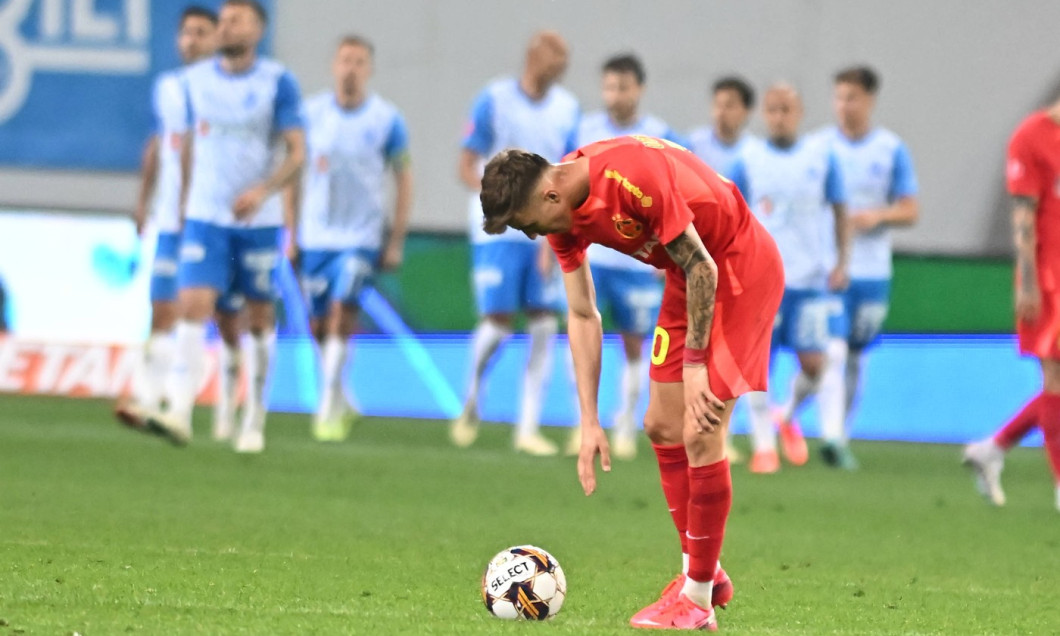 Octavian George Popescu suparat dupa un gol craiovean marcat in meciul de fotbal dintre Universitatea Craiova si FCSB, c