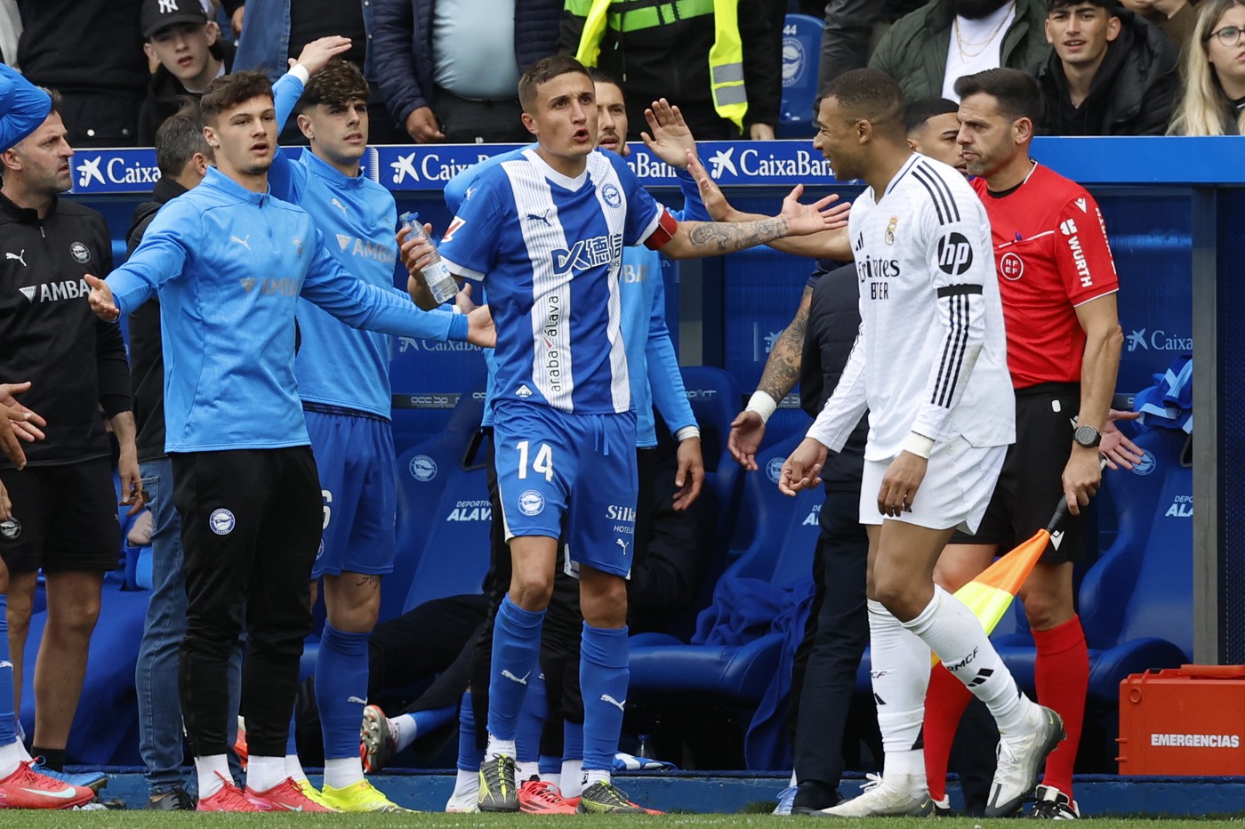 ”Victima” lui Mbappe a reacționat după intrarea ”criminală” a starului lui Real Madrid! Ce a făcut francezul la vestiare