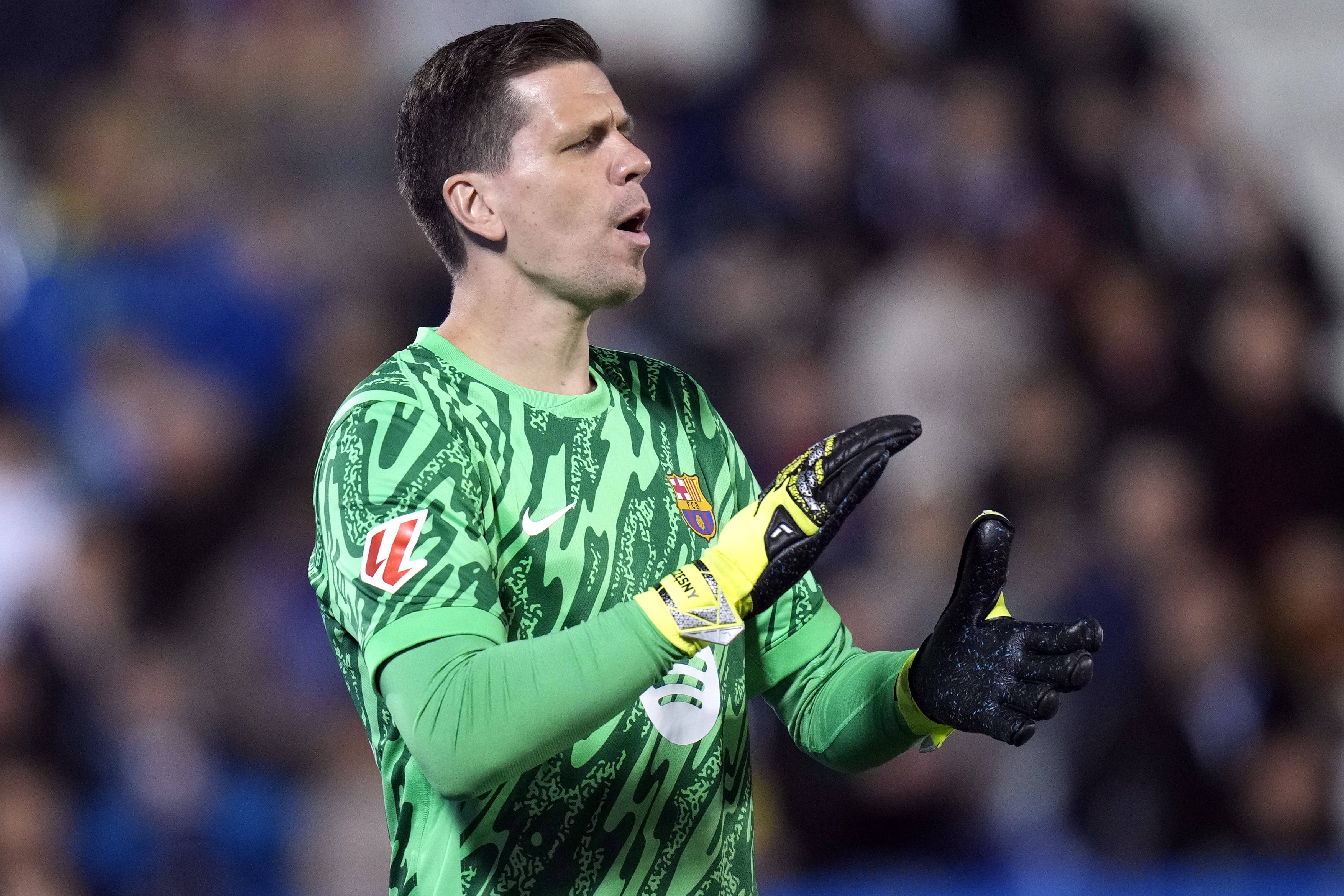În vară se retrăgea, acum e aproape să îi egaleze recordul lui Cruyff la Barcelona. Performanța reușită de Szczesny