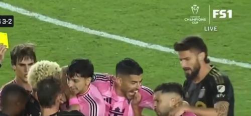 Neverosimil: Luis Suarez a vrut să muște din nou! Ce a făcut imediat cum a realizat cine este, de fapt, lângă el