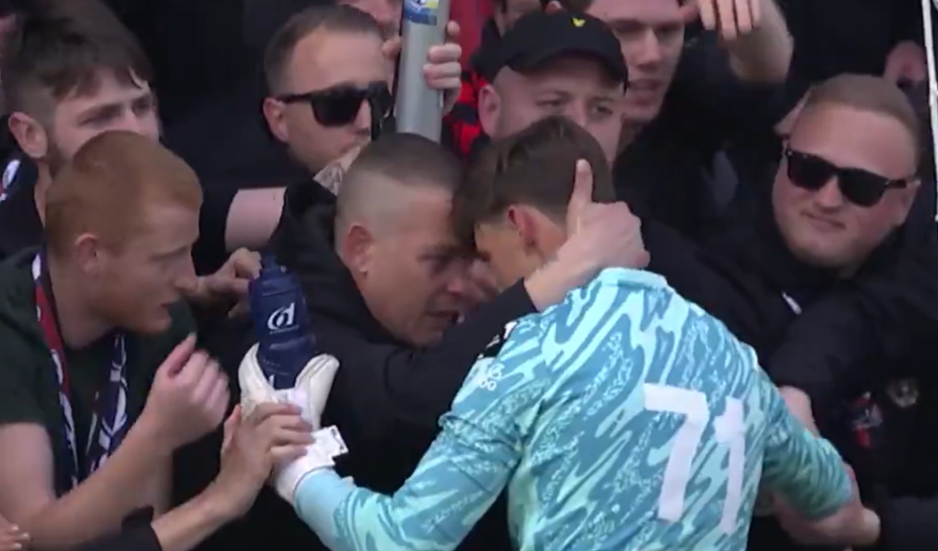Ce moment! A apărat un penalty în minutul 90+5, iar fanii adversarei i-au scandat numele și l-au îmbrățișat