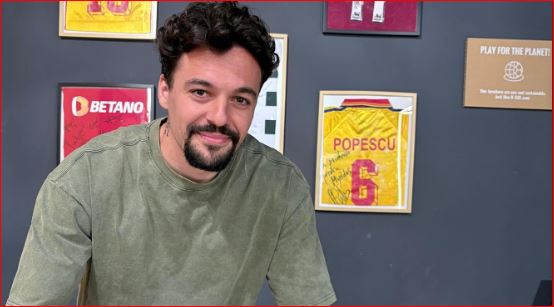 Adrian Petre a semnat
