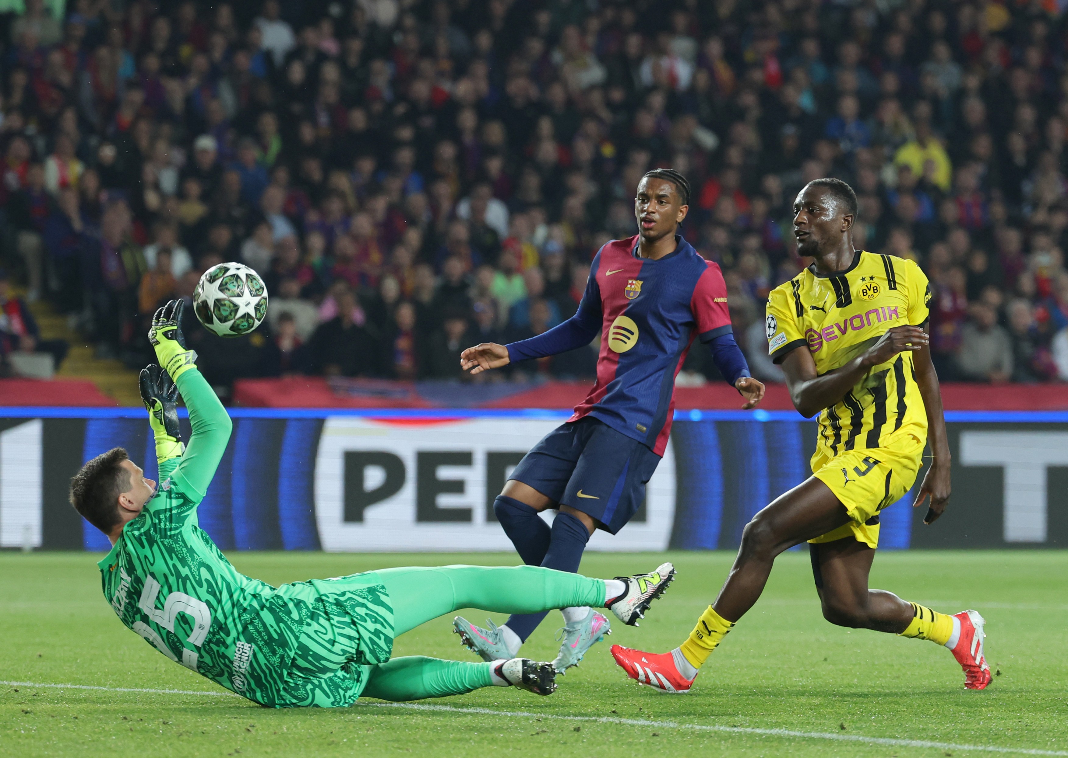 Borna atinsă de Guirassy, după ce i-a marcat o ”triplă” Barcelonei. I-a depășit pe Haaland și Lewandowski