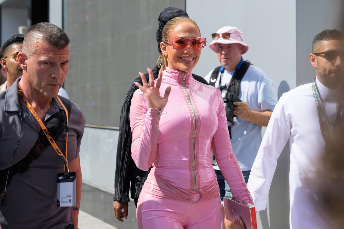 Trimisă de Gigi Becali să cânte "pe câmp, la Ghimpați", Jennifer Lopez a avut o apariție-surpriză