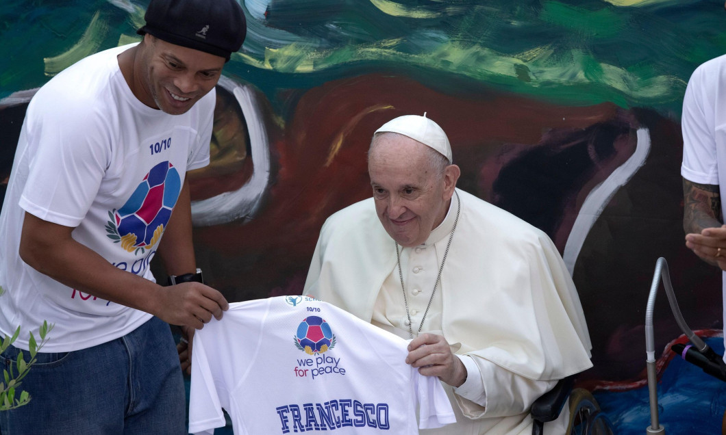 Rome, Italy. 19 May 2022. Pope Francis receives a football shirt from former Brazilian soccer player Ronaldinho during the launch of the 'Scholas Occurrentes', international educational movement at the Pontifical Urbaniana University. Credit: Maria Grazia
