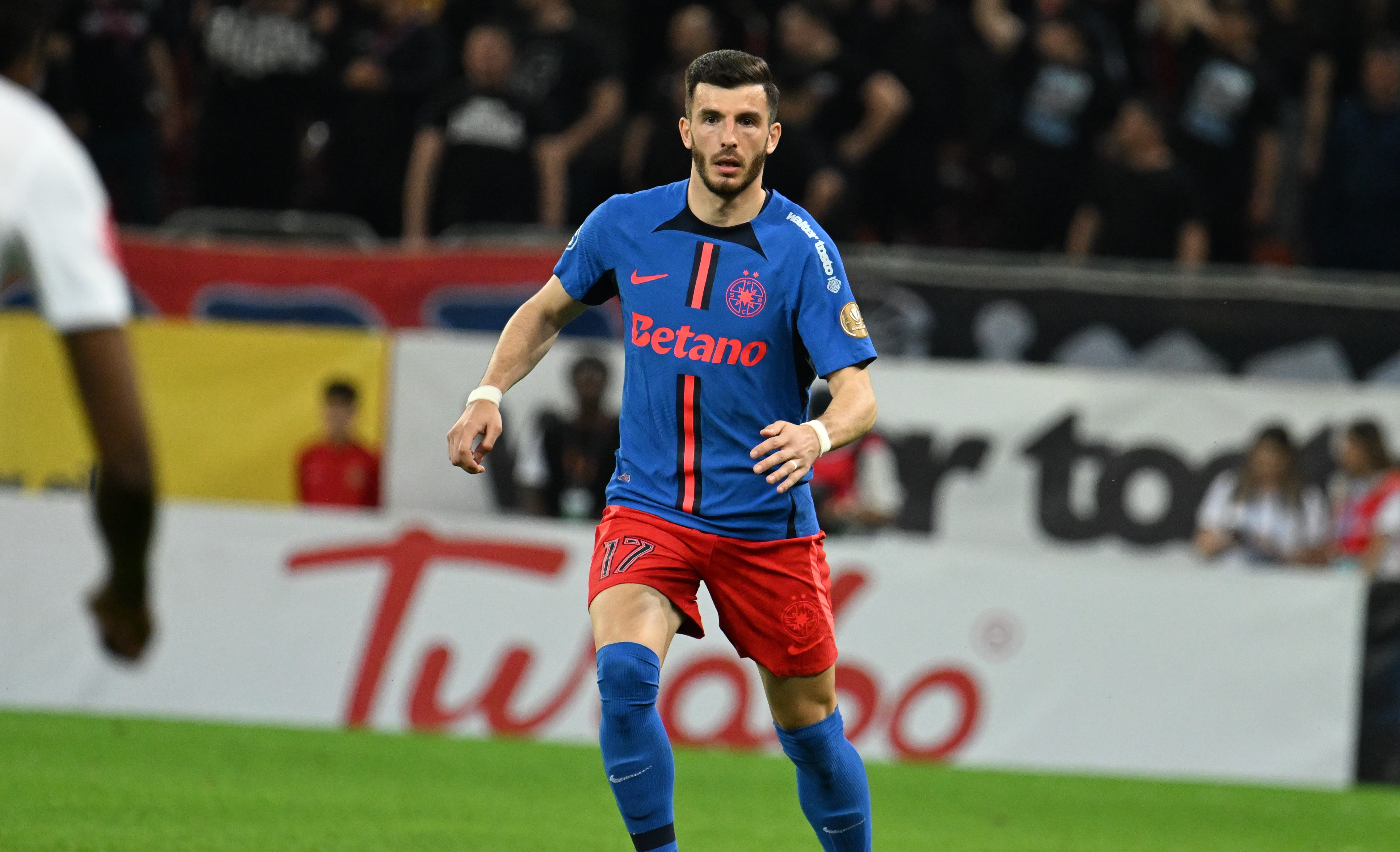Cine ar putea juca fundaș central la FCSB, după ce Mihai Popescu a luat cartonaș roșu cu CFR Cluj