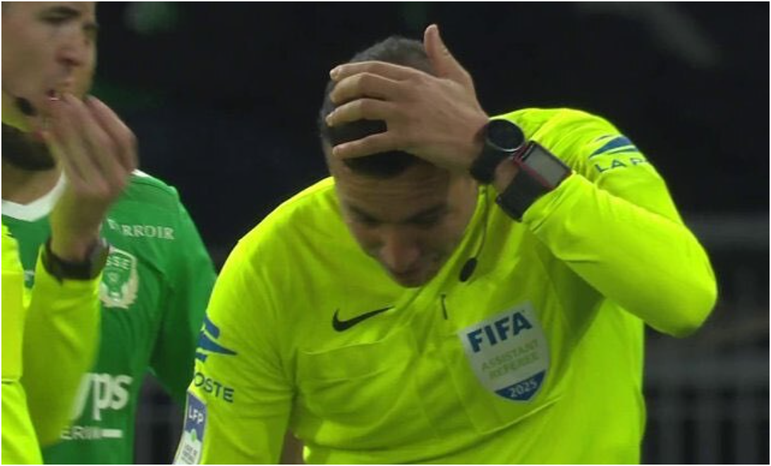 Saint-Etienne - Lyon, întrerupt 45 de minute, după ce un arbitru a fost lovit în cap cu un obiect din tribune! Ce a urmat