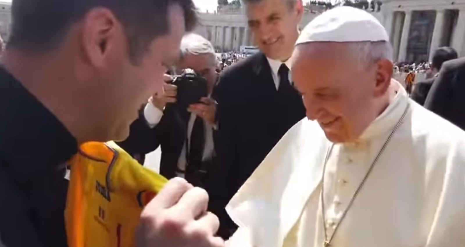 Papa Francisc a semnat un tricou al naționalei României! Când a avut loc momentul și cine l-a purtat la EURO 2024