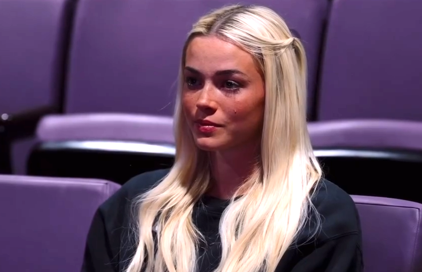 Gimnasta care a făcut milioane de euro pe internet a început să plângă, după ce a văzut imaginile cu ea însăși