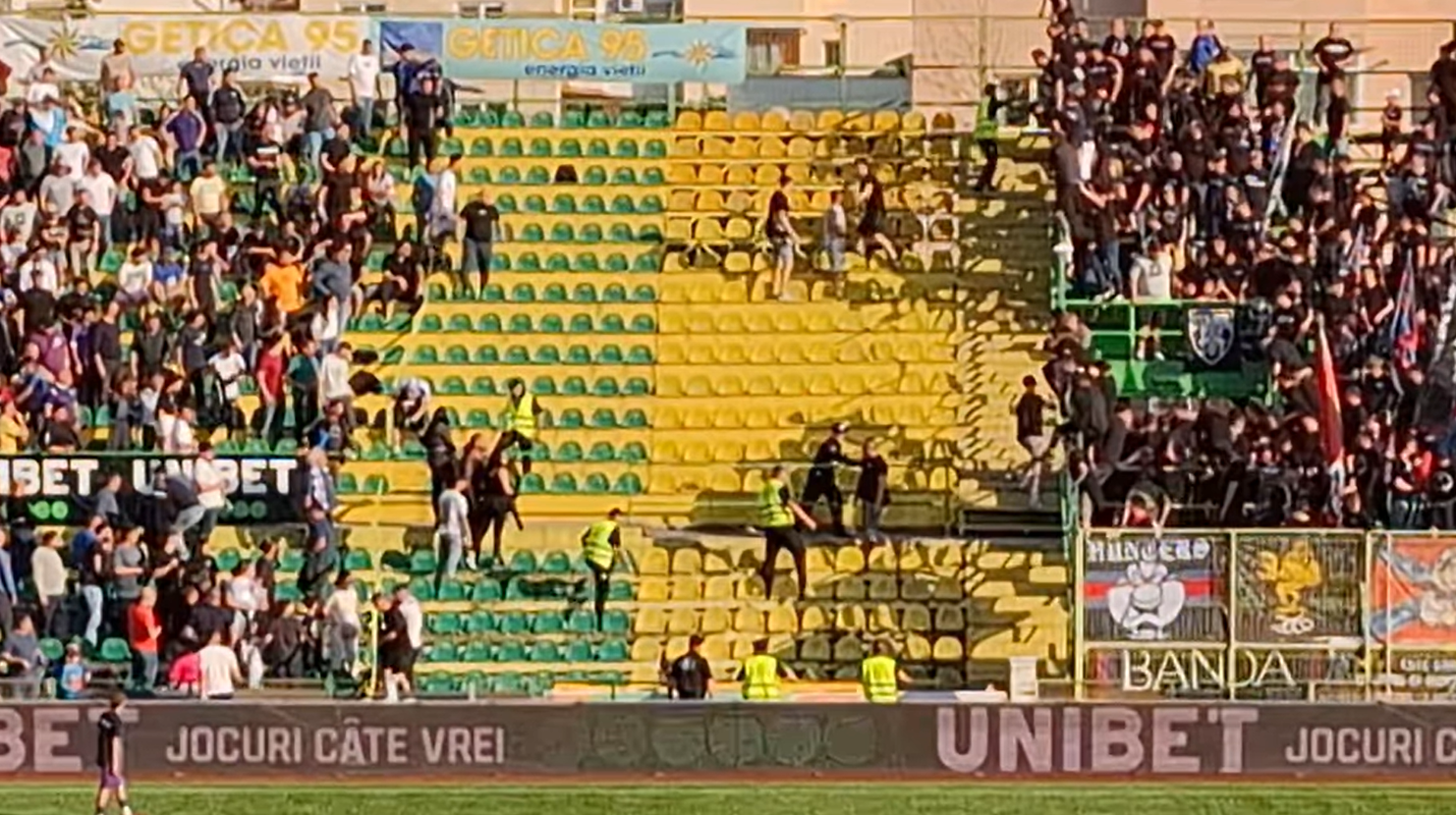 Scene neverosimile! Fanii celor de la FC Argeș și CSA Steaua s-au luat la bătaie la meciul de la Mioveni