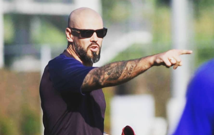 Victor Valdes a semnat