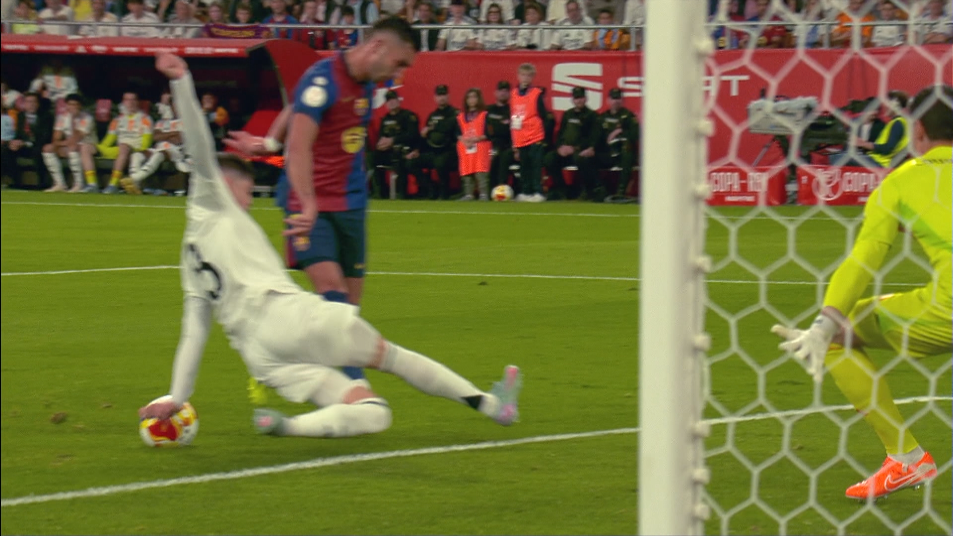 Controversă în minutul 16 la Barcelona - Real Madrid: catalanii au cerut penalty. Semnul făcut de arbitru