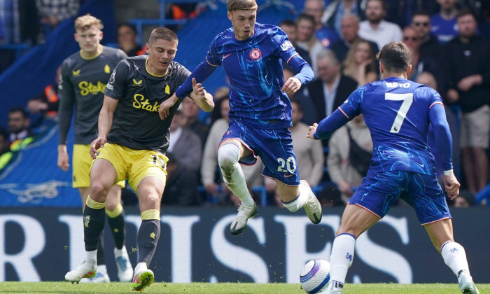 Everton's Vitaliy Mykolenko (left) and Chelsea's Cole Palmer (centre) battle for the ball during the Premier League match at Stamford Bridge, London. Picture date: Saturday April 26, 2025.