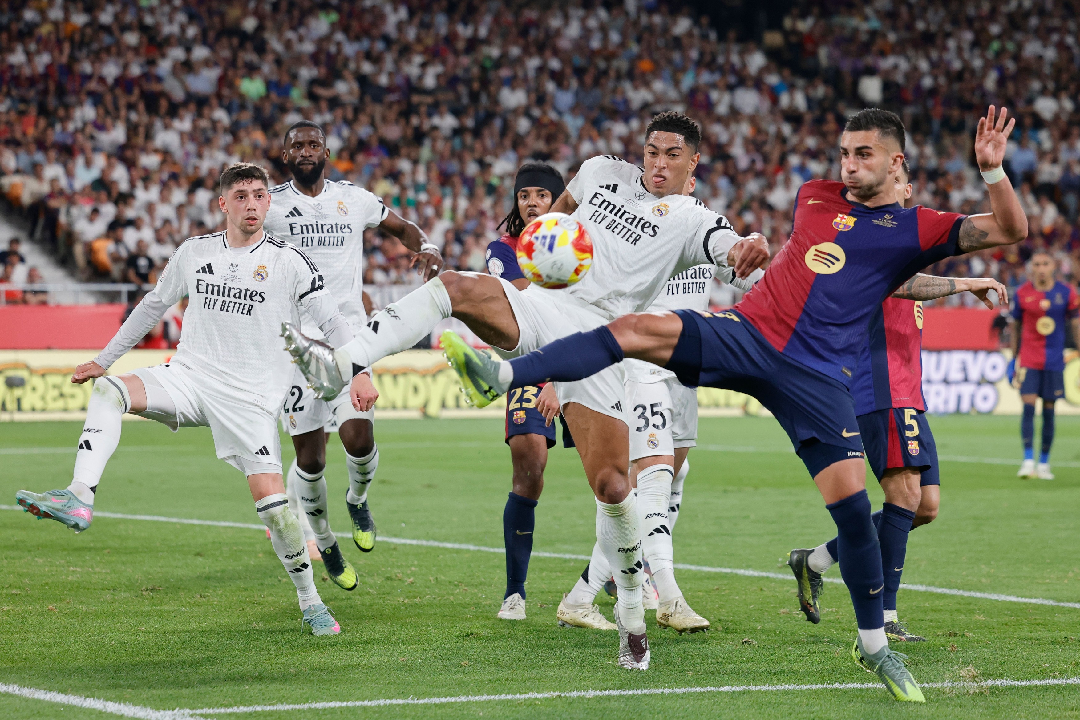 Imagine Stire Barcelona - Real Madrid, Live Video, 22:00, DGS 1. Catalanii pot deveni campioni diseară! Mbappe, bun de joc | 2review.ro