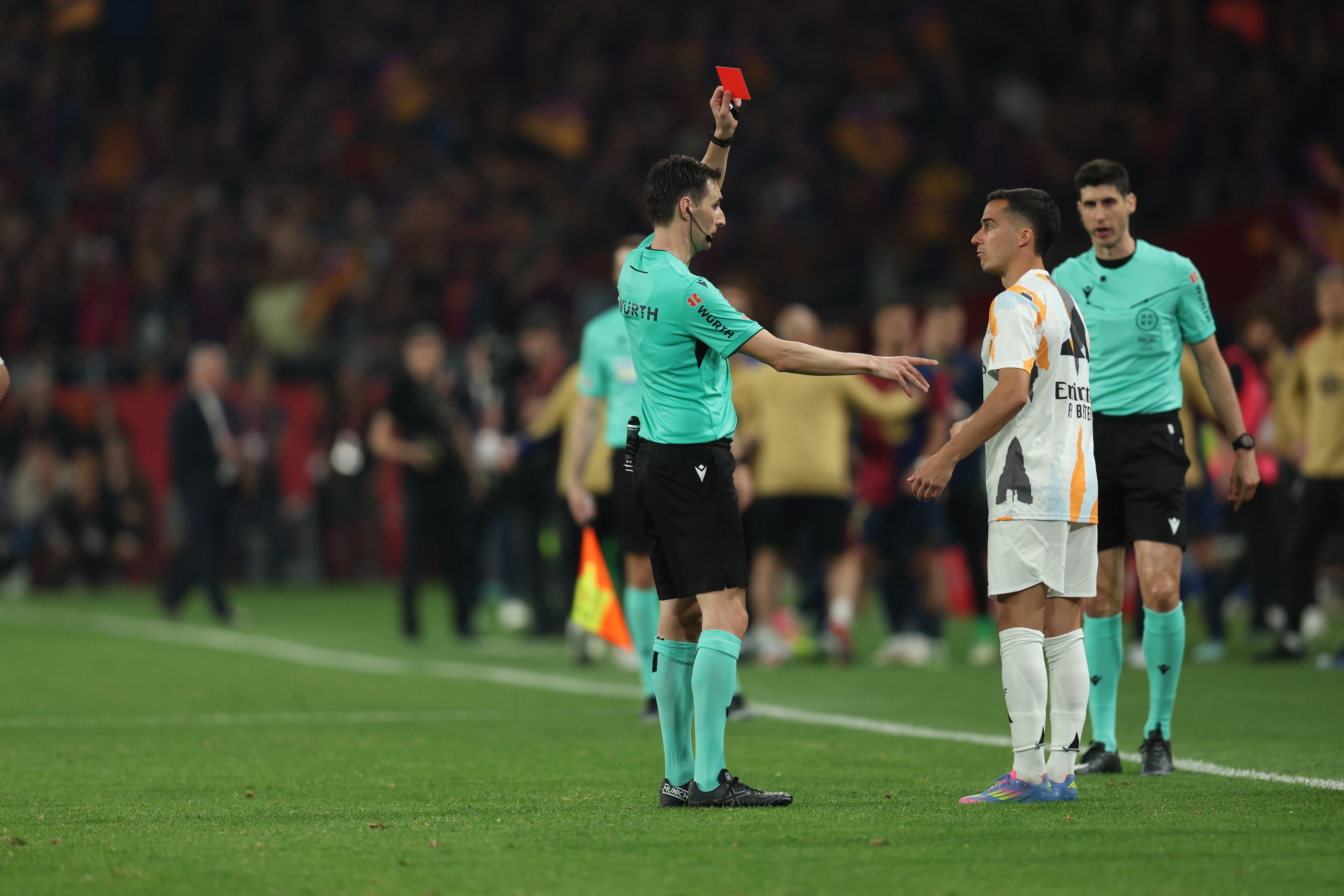 Nu și-au stăpânit nervii! 3 jucători de la Real Madrid au fost eliminați în finalul meciului cu Barcelona