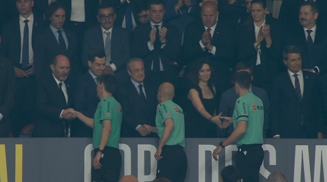 ”Scenă total morbidă”. Florentino Perez a ajuns față în față cu arbitrii, după Barcelona - Real Madrid