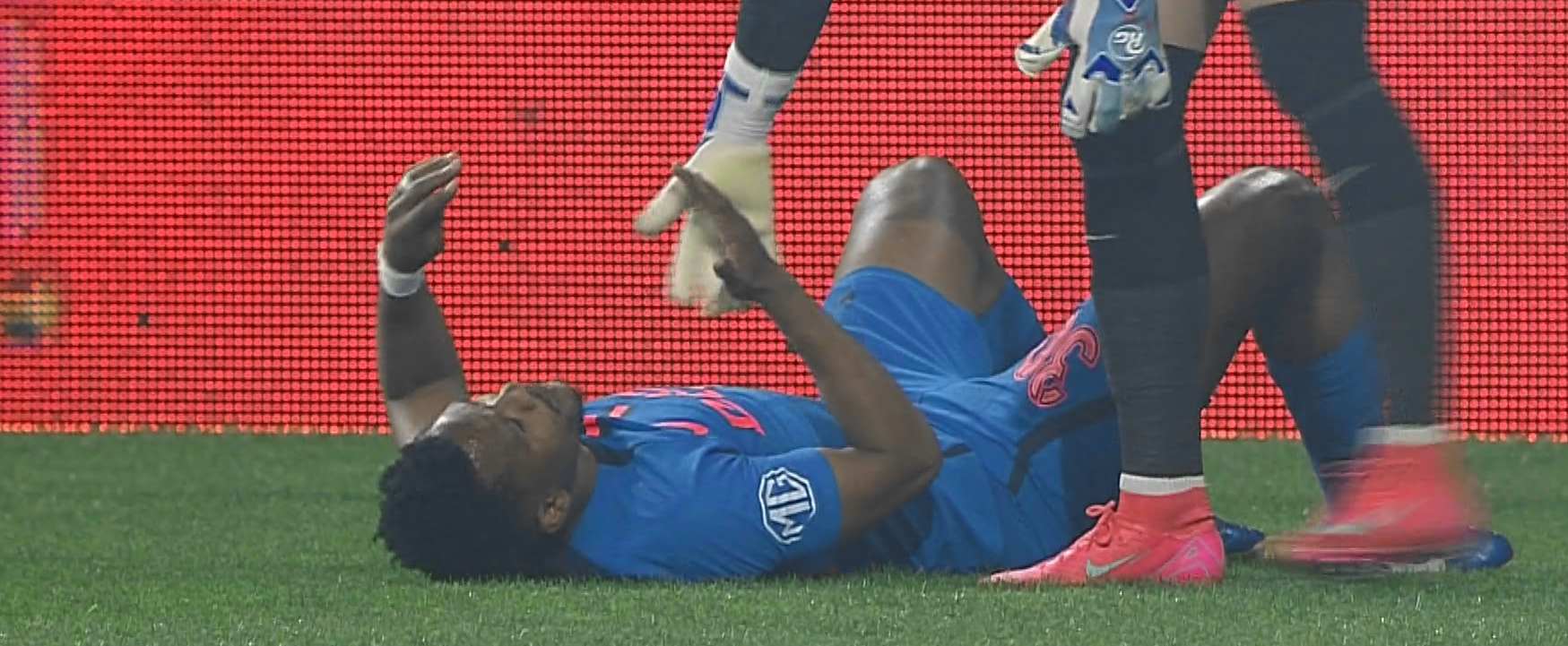 A fost identificat cel care l-a lovit din tribună pe Siyabonga Ngezana, la Rapid - FCSB. Ce riscă agresorul