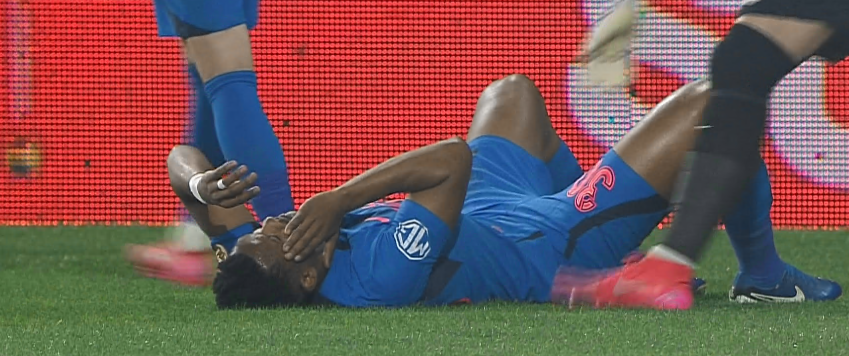 Incident în minutul 3 la Rapid - FCSB! Ngezana, lovit din tribună