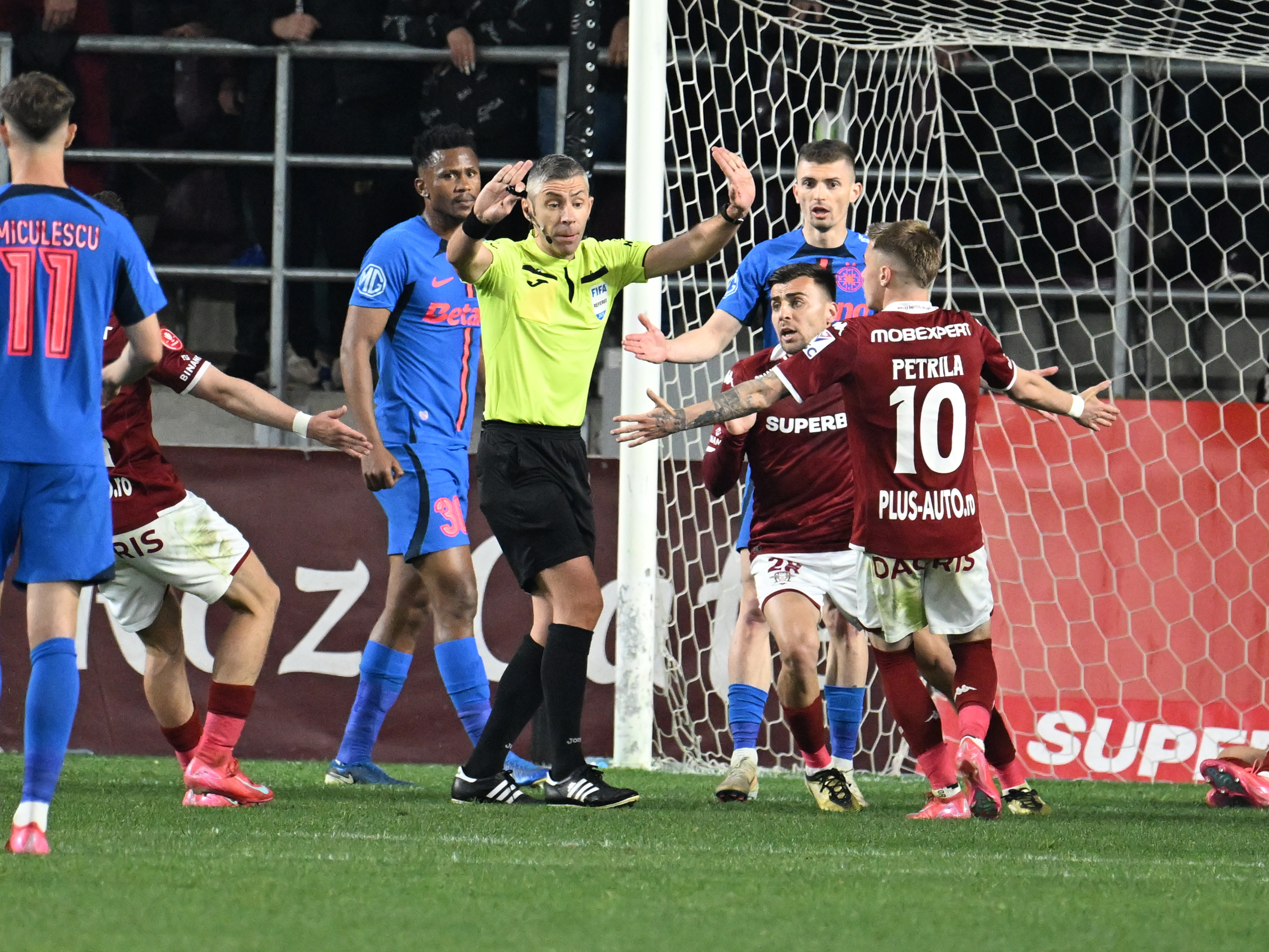 Marian Aioani a dezvăluit ce a spus Radu Petrescu pe teren imediat după faza de penalty din Rapid - FCSB