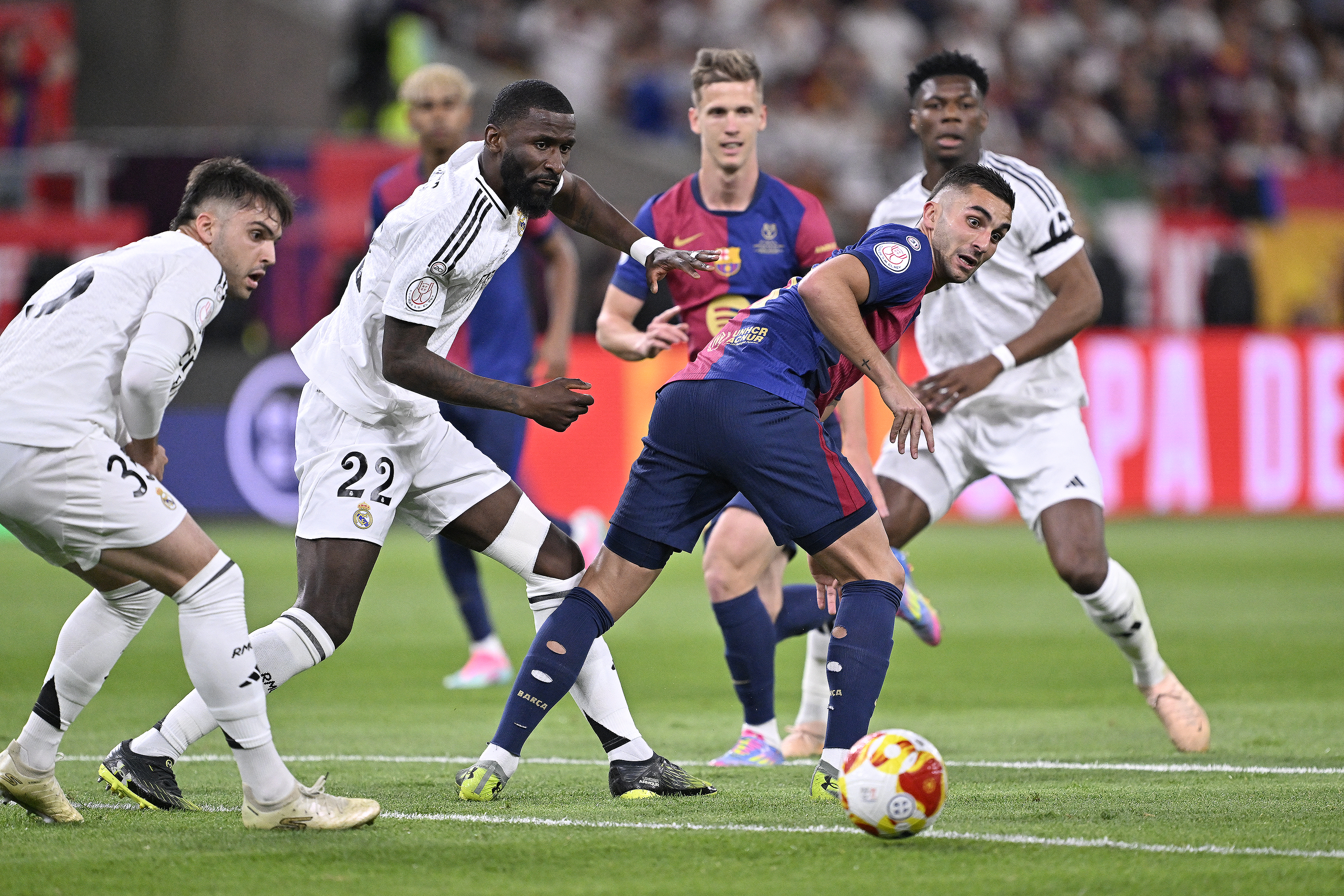 E OUT! A ieșit accidentat în Barcelona - Real Madrid și a ajuns pe masa de operație