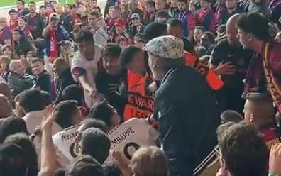 Au venit îmbrăcați cu tricoul lui Real Madrid la Barcelona - Inter și au fost luați imediat în vizor. Ce a urmat