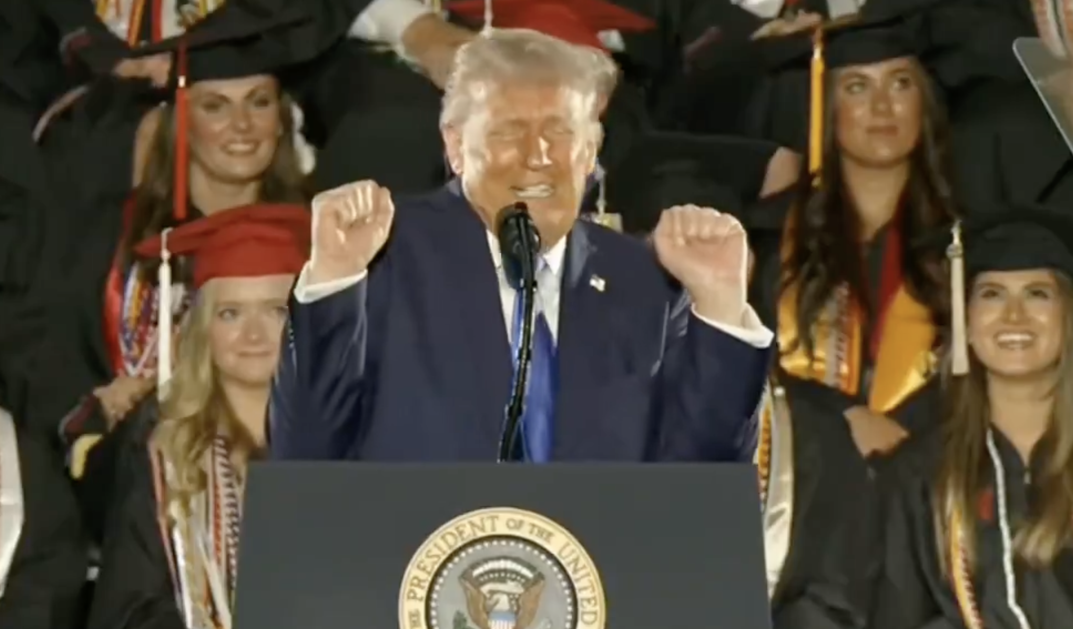 Donald Trump: ”S-o fac sau nu? Voi avea mari probleme cu soția”. Imediat, a oferit imagini cum rar se văd
