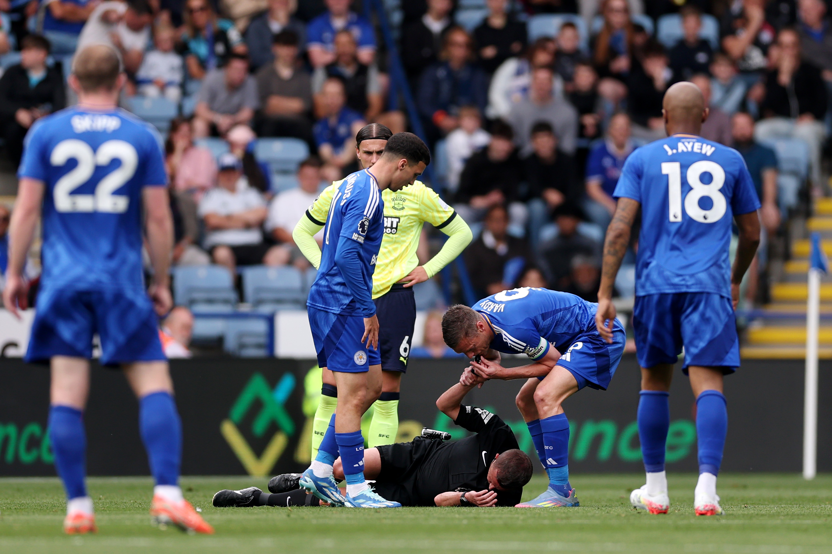 Moment cum rar se vede: arbitrul s-a accidentat și Jamie Vardy i-a luat fluierul de la gât. Ce a urmat