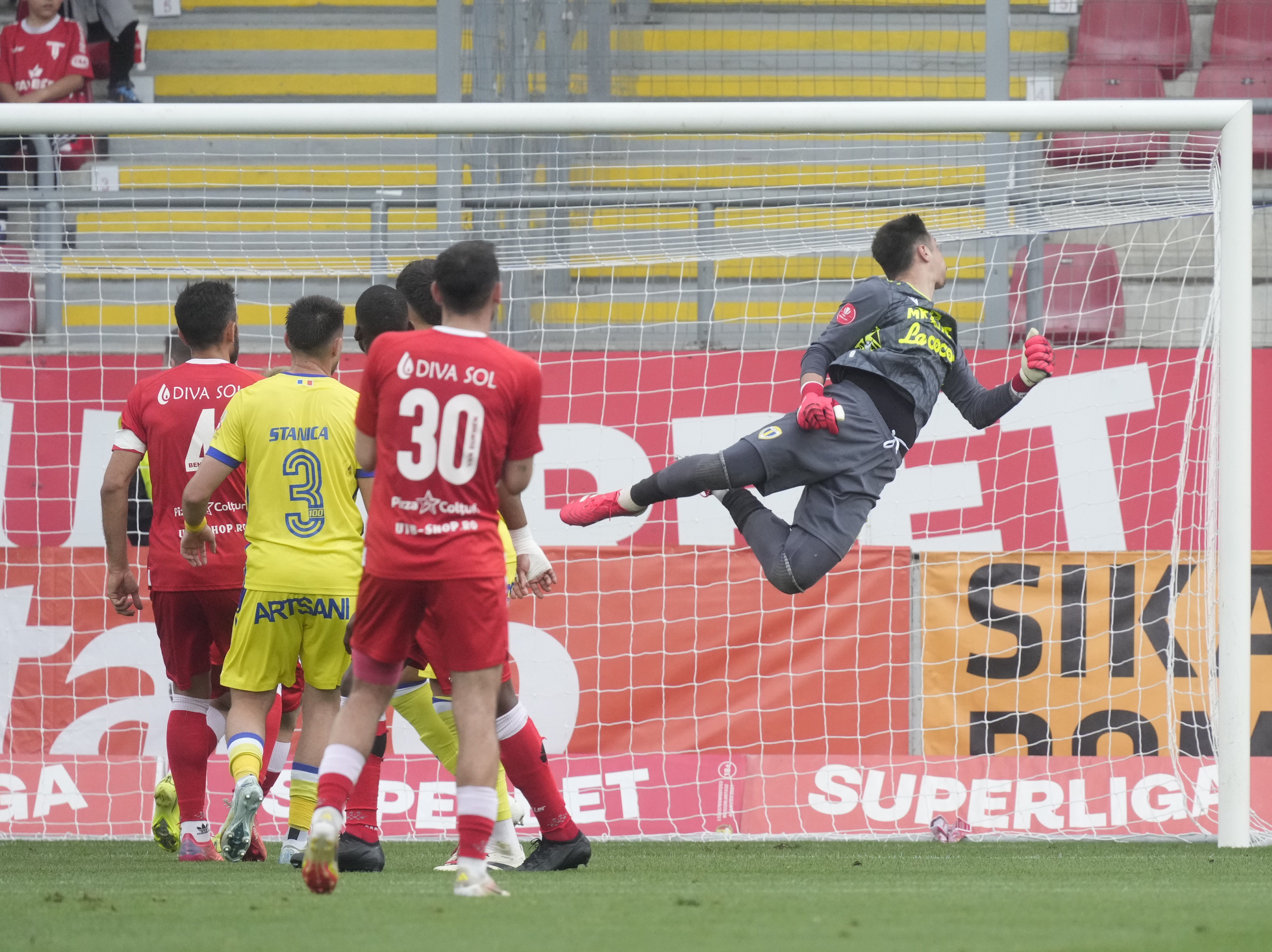 UTA - Petrolul 2-0. Arădenii au scăpat de locurile de baraj!