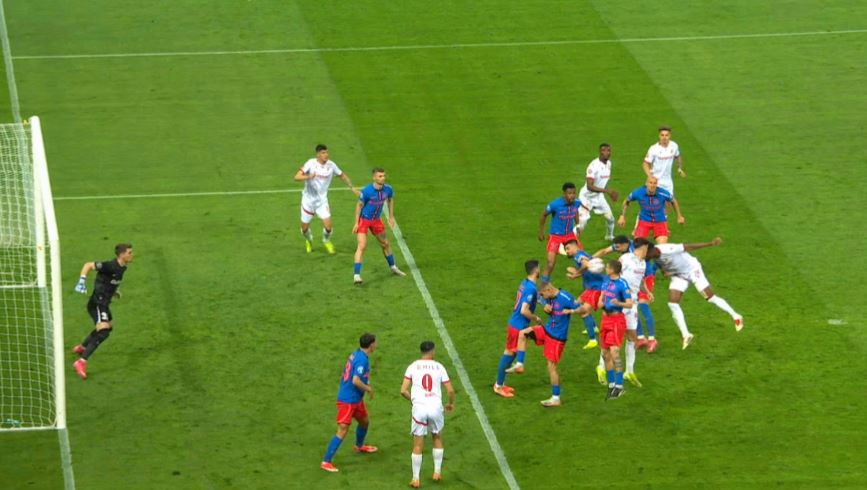Rareș Vidican a oprit jocul și i-a iritat pe cei de la FCSB: penalty pentru Dinamo!