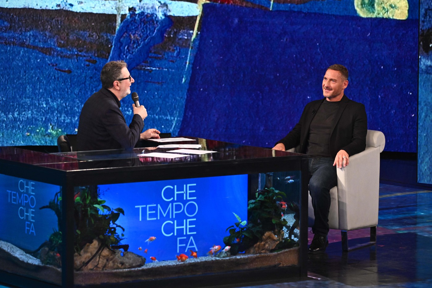 "Azi, oamenii se vând pentru orice!" / "Rușine!" Pus la zid fiindcă a mers în Rusia, "Împăratul" a răspuns, în direct la TV