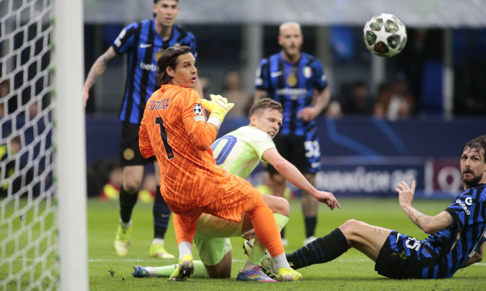Yann Sommer of Inter FC, Dani Olmo of FC Barcelona and Francesco Acerbi of Inter FC during the Uefa Champions League 2024/45, semi-final second leg, football match between FC Inter and FC Barcelona on 06 Maj 2025 at San Siro Stadium, Milan, Italy. Photo N