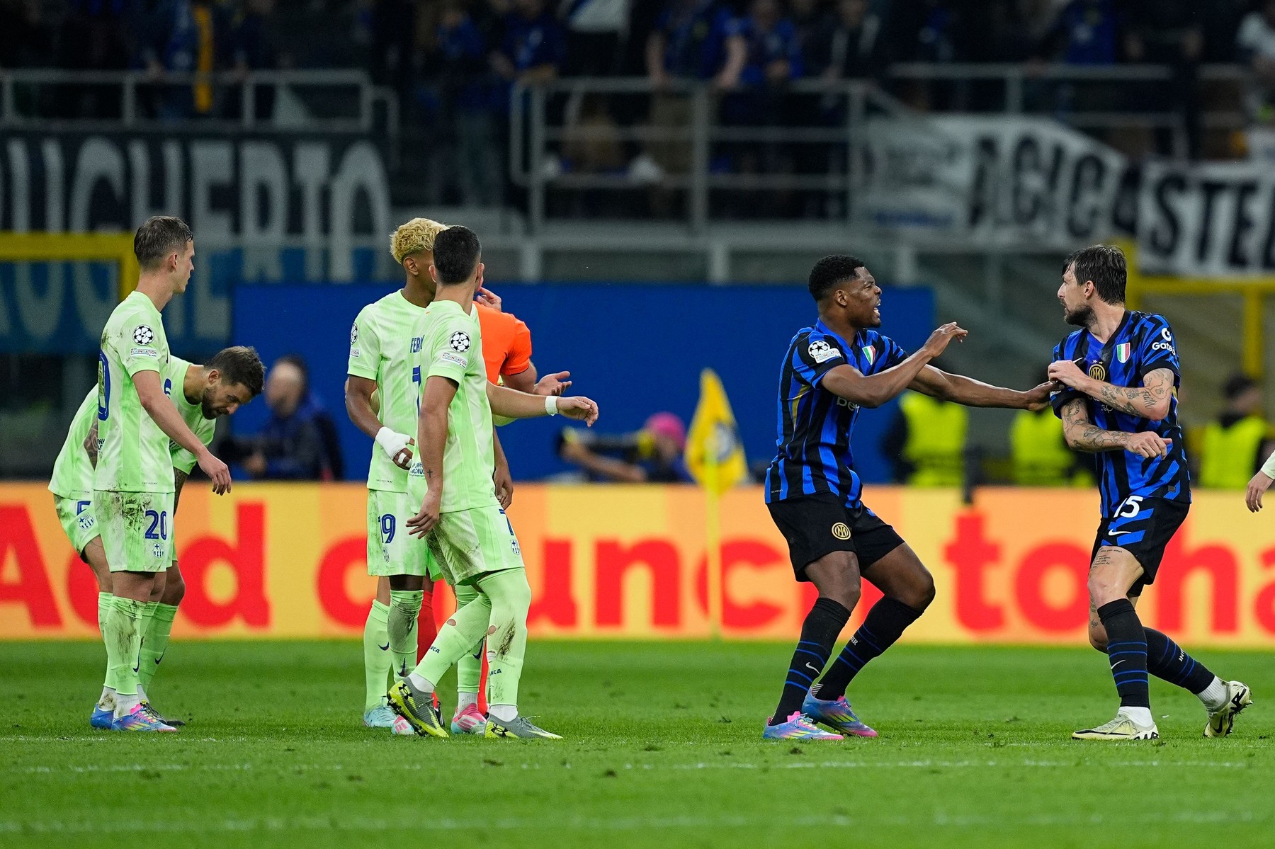 Gest ”rușinos” și a izbucnit scandalul la Inter - Barcelona! Momentul care a fost ratat de camerele de filmat