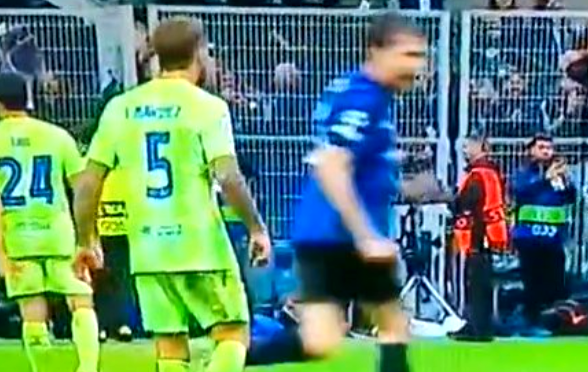 Riscă să fie suspendat de UEFA, după gestul mizerabil din Inter - Barcelona! Imaginile fac înconjurul lumii