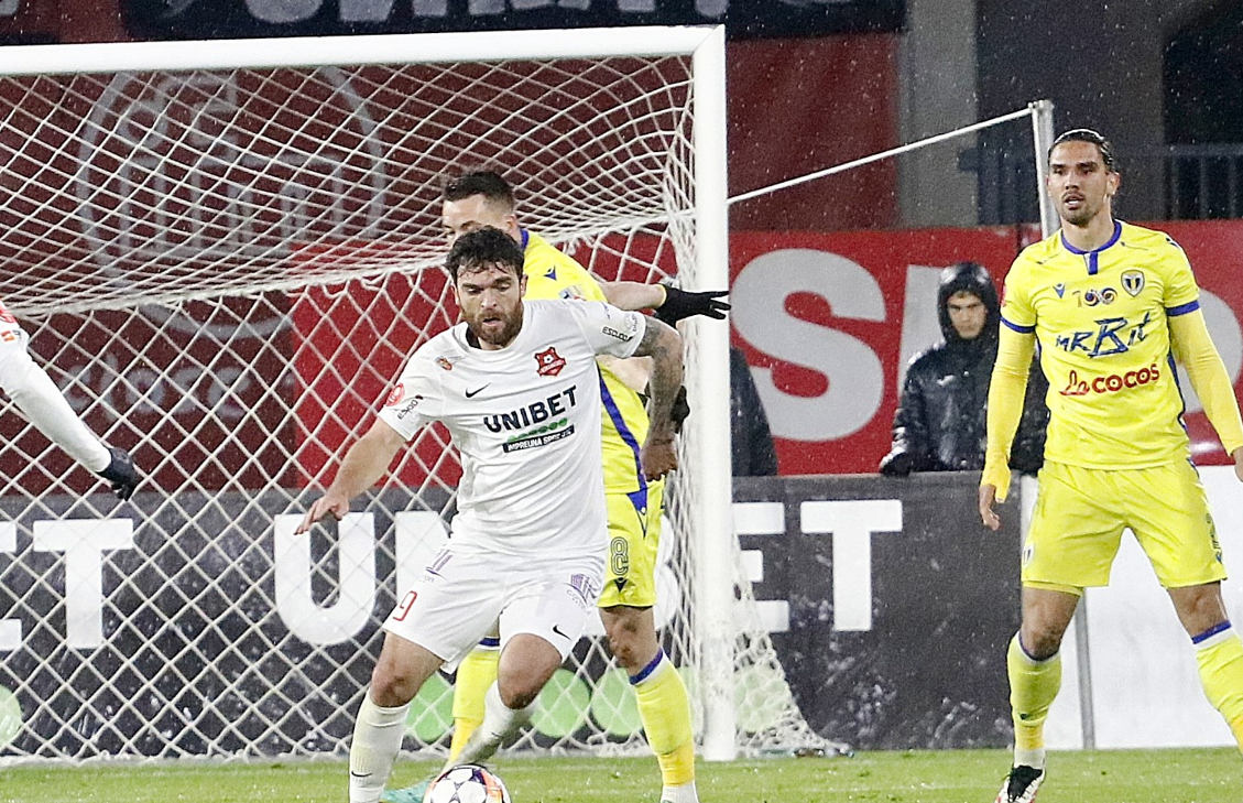 Fotbalistul de 1.200.000 € din play-out, dorit de o campioană din Europa! Poate juca în Champions League