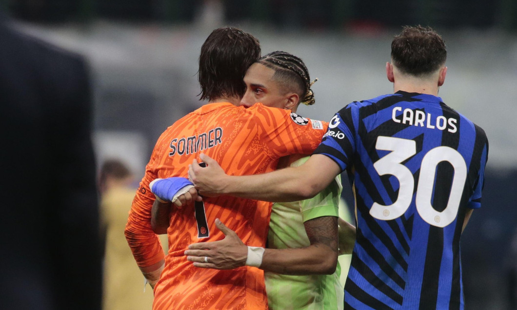 Milan, Italy. 07th May, 2025. Yann Sommer of Inter FC and Raphinha of FC Barcelona during the Uefa Champions League 2024/45, semi-final second leg, football match between FC Inter and FC Barcelona on 06 Maj 2025 at San Siro Stadium, Milan, Italy. Photo Nd