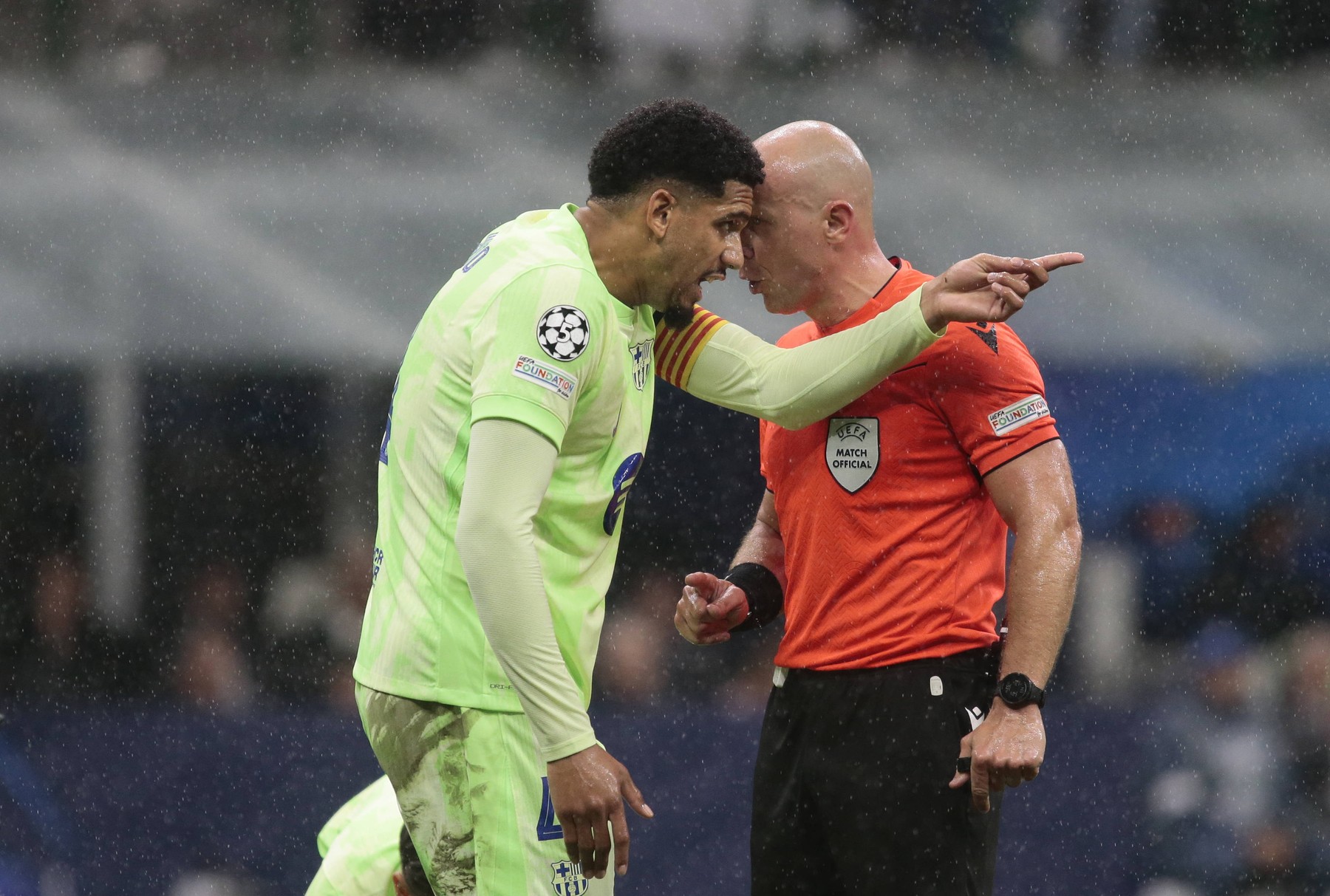 Găsit vinovat pentru eliminarea Barcelonei din Champions League și criticat de fani, Ronald Araujo a replicat