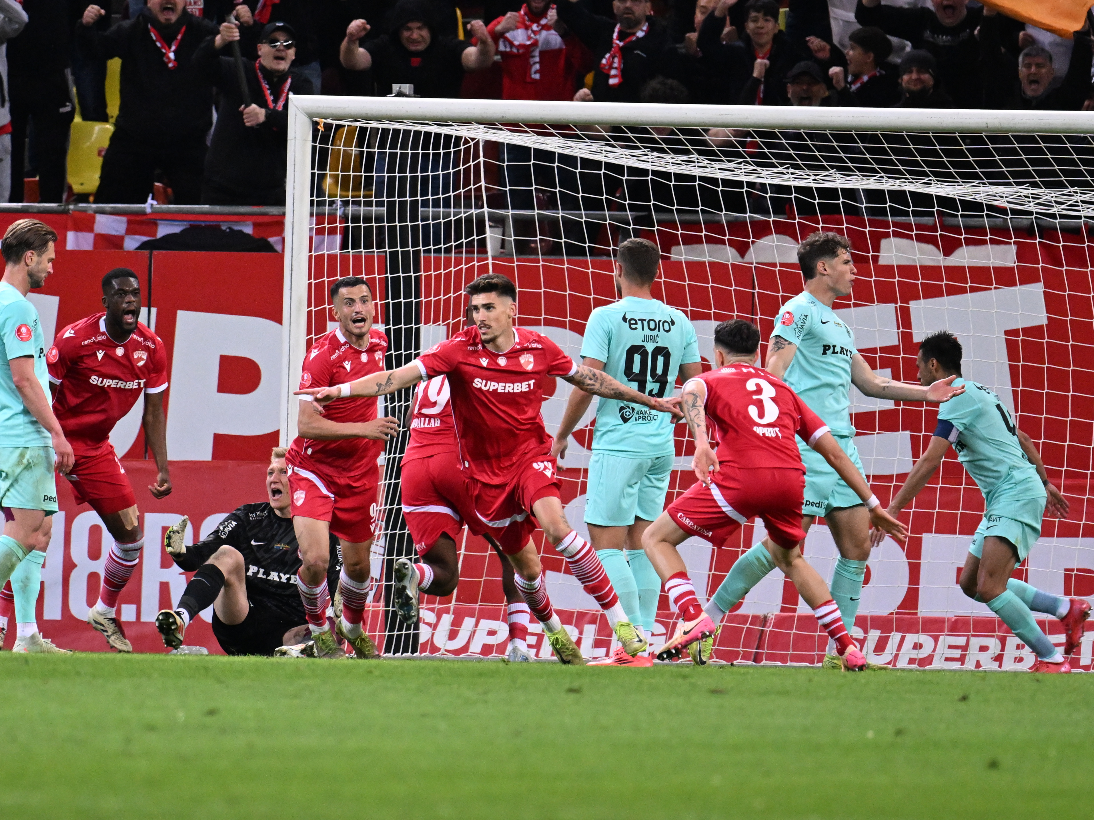 Primul atacant care a semnat cu Dinamo înaintea noului sezon. A jucat 4 ani în Germania