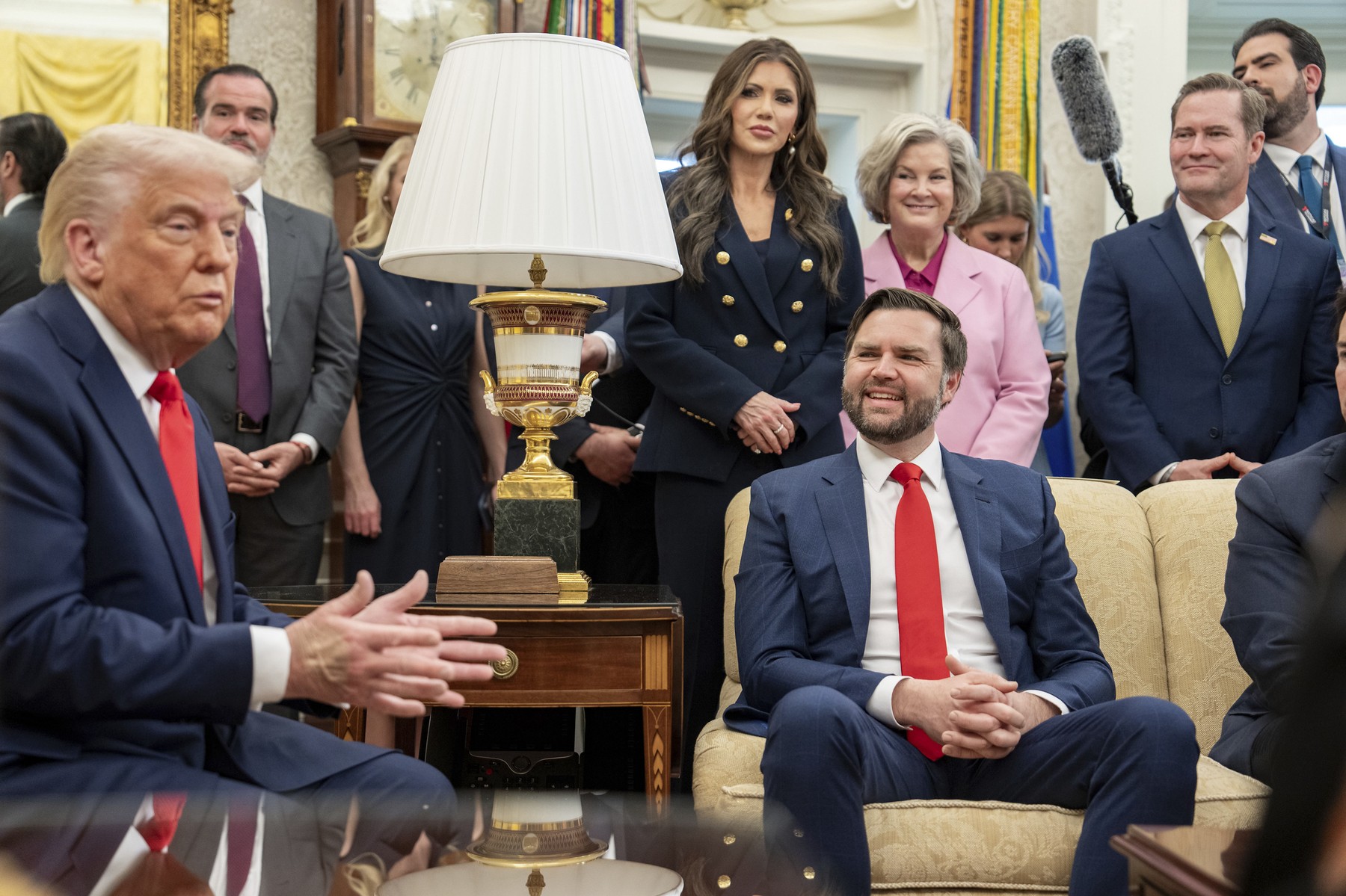 Imagine Stire Donald Trump a reacționat imediat, după ce JD Vance a fost huiduit în Italia | 2review.ro