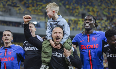 21 Vlad Chiriches celebrates with fans