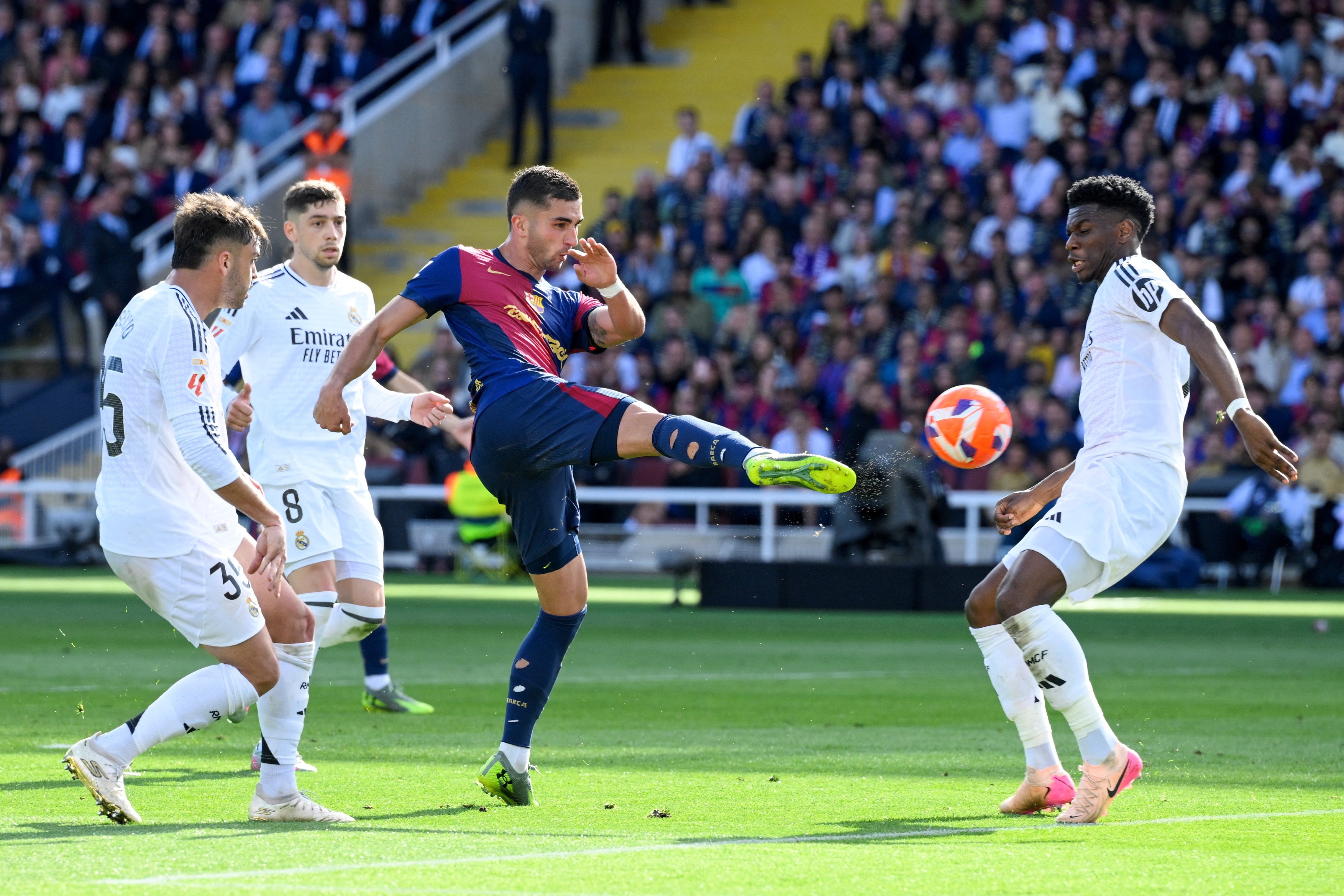 Barcelona și Real Madrid au primit fiecare câte ”o lovitură” după El Clasico